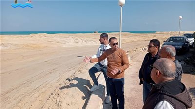 خلف يتابع حالة الشواطئ العامه 