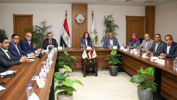 المهندسة راندة المنشاوي أثناء اجتماعها بمدينة العبور الجديدة    