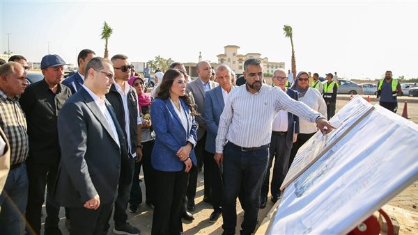 وزيرة الإسكان تتفقد مشروعات المرافق بالعبور الجديدة     
